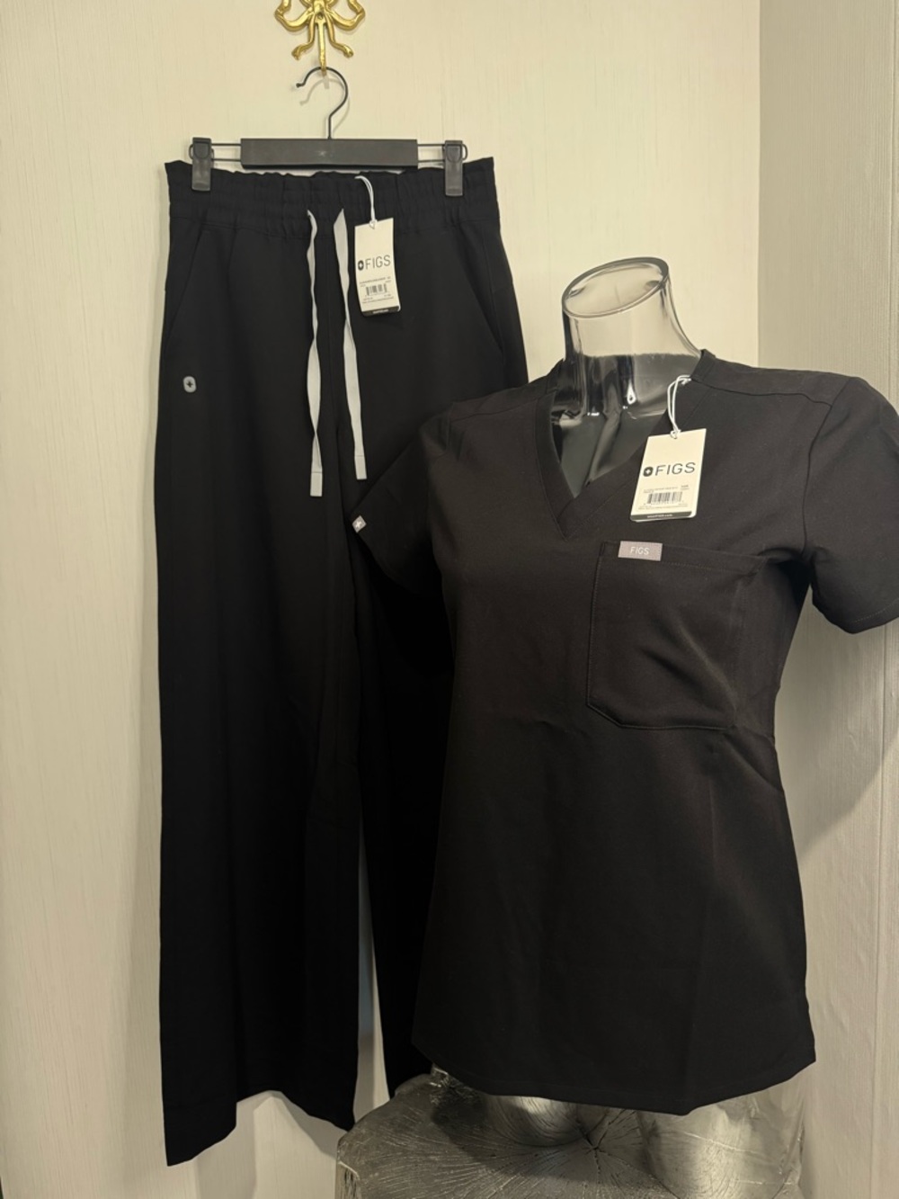 NWT FIGS SCRUB SET. XS. Black. HW Alison Wide Leg Pant. Catarina Top. No flaws.